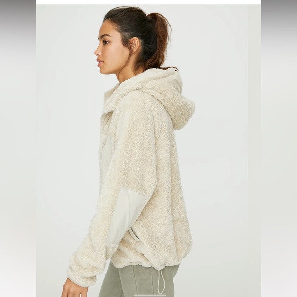 ARITZIA / TNA zip up fleece hoodie - Picture 3 of 6
